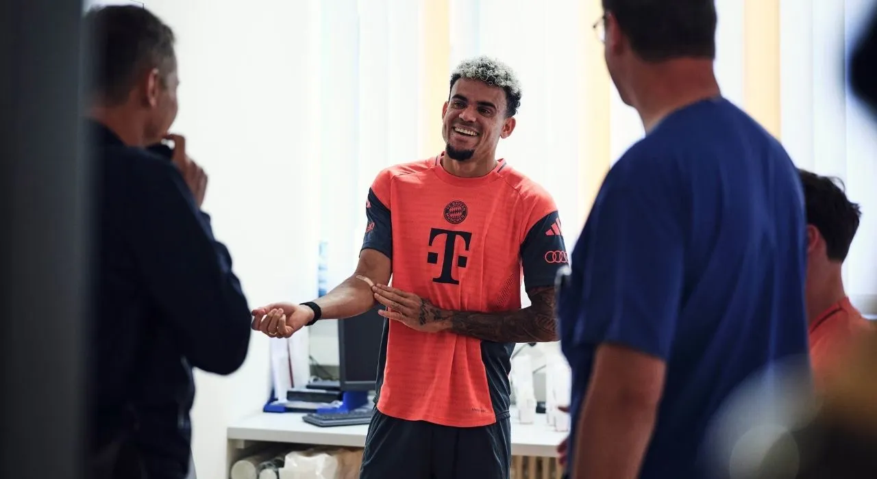 Luis Díaz con el personal médico del Bayern Múnich. 